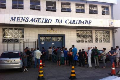 Feira de antiguidades feita com doações recebidas pela Mensageiro da Caridade