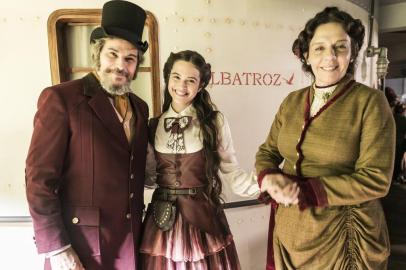 o tempo não para Dom Sabino ( Edson Celulari ), Marocas ( Juliana Paiva ) e Agustina ( Rosi Campos ) 