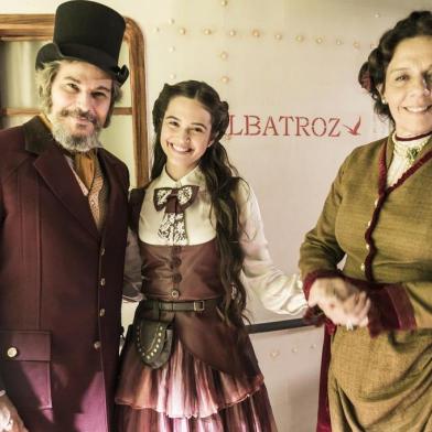 o tempo não para Dom Sabino ( Edson Celulari ), Marocas ( Juliana Paiva ) e Agustina ( Rosi Campos ) 