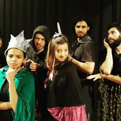 Estudantes do curso de extensão da Universidade de Caxias do Sul Montagem Teatral: a comicidade do clássico apresentarão, no teatro do Bloco B, o resultado do trabalho dramatúrgico de um semestre: a peça Ubu Rei, adaptação da obra de Alfred Jarry.