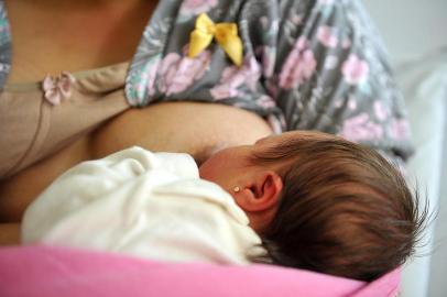  JARAGUÁ DO SUL, SC, BRASIL (04-08-2015) - Fabiane Alves da Silva, amamenta a pequena Laura na maternidade do Hospital Jaraguá. (Foto: Maykon Lammerhirt, Agencia RBS)