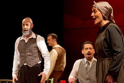 Foto de cena das primeiras apresentações da ópera O Quatrilho no Theatro São Pedro, em Porto Alegre. Na foto: Pedro Spohr, FLávio Leite, Daniel Germano e Luciane Bottona.