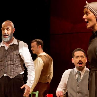 Foto de cena das primeiras apresentações da ópera O Quatrilho no Theatro São Pedro, em Porto Alegre. Na foto: Pedro Spohr, FLávio Leite, Daniel Germano e Luciane Bottona.