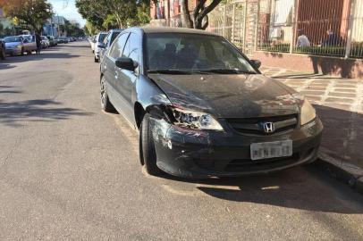 Carro abandonado na Avenida Ceará, na zona norte de Porto Alegre