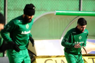  CAXIAS DO SUL, RS, BRASIL, 02/08/2018. Treino do Juventude no Estádio Alfredo Jaconi. Na foto, os atacantes Ricardo Jesus e Guilherme Queiróz. (Diogo Sallaberry/Agência RBS)