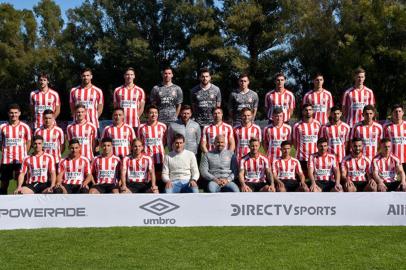 Estudiantes posa na foto oficial da temporada 2018/2019 e mostra a nova camisa