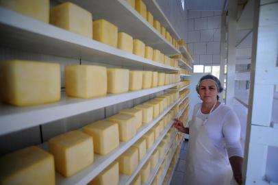  CAXIAS DO SUL, RS, BRASIL 01/08/2018Marta Bolson, proprietária da queijaria Bolson&Camêlo, em Vila Oliva, interior de Caxias. Reportagem sobre o fechamento das agroindústrias devido às exigências e atuação dos fiscais da Secretaria de Agricultura de Caxias do Sul. (Felipe Nyland/Agência RBS)