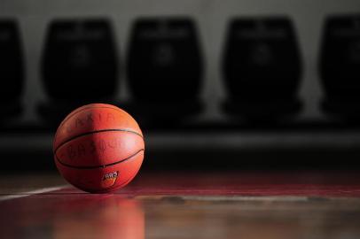  CAXIAS DO SUL, RS, BRASIL, 02/08/2018. Técnico Rodrigo Barbosa, do Caxias do Sul/Banrisul dá entrevista falando da possível desistência da equipe de basquete do NBB 11. Na foto, gerais da cesta de basquete e da bola. (Porthus Junior/Agência RBS)