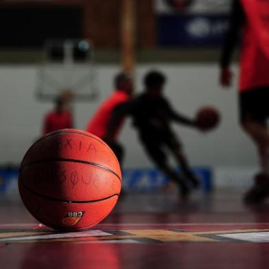  CAXIAS DO SUL, RS, BRASIL, 02/08/2018. Técnico Rodrigo Barbosa, do Caxias do Sul/Banrisul dá entrevista falando da possível desistência da equipe de basquete do NBB 11. Na foto, gerais da cesta de basquete e da bola. (Porthus Junior/Agência RBS)