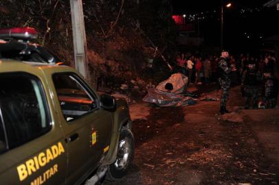  CAXIAS DO SUL, RS, BRASIL, 02/08/2018. Dois homens e duas mulheres foram mortos a tiro no bairro Planalto na noite desta quinta-feira. A chacina ocorreu em uma viela sem pavimentação, conhecida como Esperança, que fica junto à Rua Natal Idalino Fadanelli, por volta das 20h10min. As informações são da Brigada Militar (BM), que isola o local. (Porthus Junior/Agência RBS)