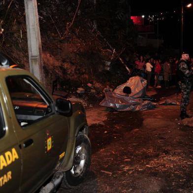  CAXIAS DO SUL, RS, BRASIL, 02/08/2018. Dois homens e duas mulheres foram mortos a tiro no bairro Planalto na noite desta quinta-feira. A chacina ocorreu em uma viela sem pavimentação, conhecida como Esperança, que fica junto à Rua Natal Idalino Fadanelli, por volta das 20h10min. As informações são da Brigada Militar (BM), que isola o local. (Porthus Junior/Agência RBS)