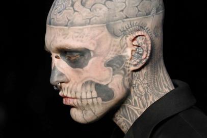 Modelo Rick Genest, que tem o corpo todo tatuado