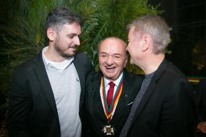  PORTO ALEGRE, RS, BRASIL, 01-08-2018. Otelmo Drebes Jr, Otelio e Otelmo Drebes. Otelio Drebes recebe Medalha do Mérito Farroupilha. (FOTO ANDRÉA GRAIZ/AGÊNCIA RBS)