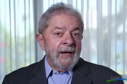  O ex-presidente Luiz Inácio Lula da Silva gravou nesta sexta-feira (15), em Brasília, uma mensagem ao país e aos deputados sobre a votação da admissibilidade da denúncia do impeachment pela Câmara, que acontece neste domingo. Lula passou a semana conversando com lideranças políticas sobre a necessidade de garantir a democracia e não deixar um golpe acontecer.  