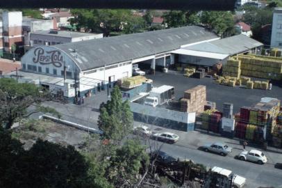  Fábrica da Pepsi, localizada na esquina da Avenida Praia de Belas, com a Rua Marcílio dias, em Porto Alegre, no ano de 1991.-#ENVELOPE: 110190