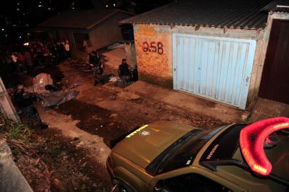  CAXIAS DO SUL, RS, BRASIL, 02/08/2018. Dois homens e duas mulheres foram mortos a tiro no bairro Planalto na noite desta quinta-feira. A chacina ocorreu em uma viela sem pavimentação, conhecida como Esperança, que fica junto à Rua Natal Idalino Fadanelli, por volta das 20h10min. As informações são da Brigada Militar (BM), que isola o local. (Porthus Junior/Agência RBS)