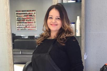 A depiladora Silvana Amorim, 44 anos, vendeu sua estética e ficou no local como funcionária. Foto: Kathlyn Moreira/Agência RBS