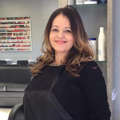 A depiladora Silvana Amorim, 44 anos, vendeu sua estética e ficou no local como funcionária. Foto: Kathlyn Moreira/Agência RBS