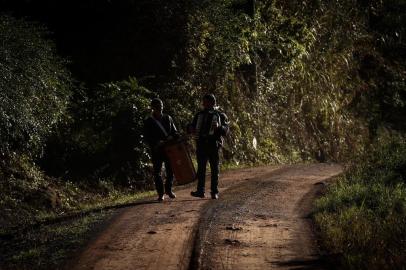  MORRO REUTER, RS, BRASIL, 12-07-2018. Walachai - um lugar longínquo, mas nem tão perdido no tempo. O povoado é formado principalmente por descendentes de imigrantes alemães. A maioria dos moradores aprende o dialeto germânico hunsriqueano riograndense como língua materna e, posteriormente, aprende o idioma português na escola. A região fica localizada a pouco mais de 100km de Porto Alegre. Na foto, Ari Büttenbender (Zico) e Heldo Dilkin (Elvis do Walachai). Eles formam a dupla Elvis e Zico, únicos músicos do Walachai, que animam as festas da região.(CARLOS MACEDO/AGÊNCIA RBS)Indexador: Carlos Macedo