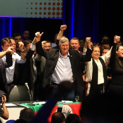  Luis Carlos Heinze (PP-RS) pôs fim neste sábado (4) ao mistério relacionado ao seu rumo nas eleições de outubro. Em convenção estadual do PP, ocorrida em Porto Alegre, o deputado federal confirmou que deixará a pré-candidatura ao Palácio Piratini para concorrer ao Senado.