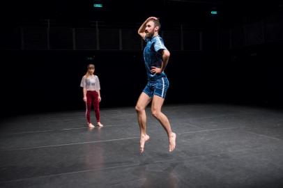 Bailarino caxiense Evandro Pedro, que vive na Europa. Foto do trabalho S/M - Stage Made, desenvolvido em colaboracao com a Claire Lefèvre (coreografa e bailarina francesa) na cidade de Viena.