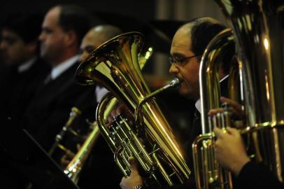  Concertos Didáticos. Orquestra de Sopros, sob a regência dio maestro Gilberto Salvagni, apresenta espetáculo no auditório do Colégio Cristovão de Mendoza para estudantes. Na foto, músicos competentes atuam na regência de Salvagni.