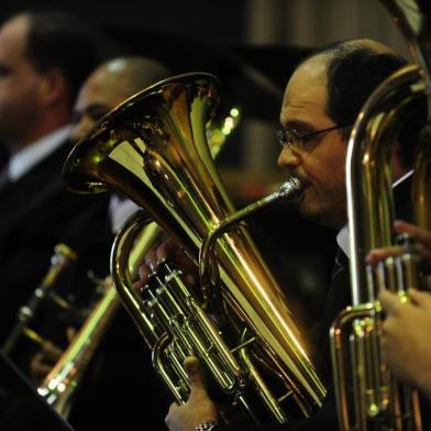  Concertos Didáticos. Orquestra de Sopros, sob a regência dio maestro Gilberto Salvagni, apresenta espetáculo no auditório do Colégio Cristovão de Mendoza para estudantes. Na foto, músicos competentes atuam na regência de Salvagni.