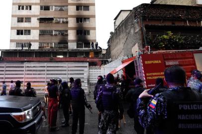  Security forces and members of the Bolivarian National Intelligence Service (Sebin) check a building after an explosion was heard near the place where Venezuelan President Nicolas Maduro was attending a ceremony to celebrate the 81st anniversary of the National Guard in Caracas on August 4, 2018.A loud bang interrupted Maduros speech during the military ceremony. / AFP PHOTO / Juan BARRETOEditoria: POLLocal: CaracasIndexador: JUAN BARRETOSecao: governmentFonte: AFPFotógrafo: STF