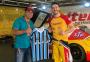 Renato manda camisa do Grêmio para Gabriel Casagrande antes da Corrida do Milhão da Stock Car