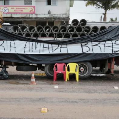  Greve dos Caminhoneiros, Caminhoneitros se reúnem com o advogado para conversar sobre a ação para sairem do local em frente a distribuidora.Dois caminhões passaram o bloqueio para abastecer PM e Bombeiros