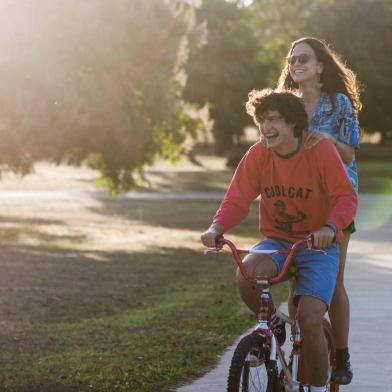 Filme Eduardo e Mônica com Alice Braga e Gabriel Leone