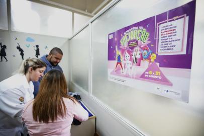  PORTO ALEGRE, RS, BRASIL - 2018.08.03 - Campanha de vacinação contra sarampo e pólio, que começa dia 6 de agosto. Na foto: Jessica Carvalho, Emerson Silva vacinam o filho Oliver Carvalho, de 1 ano e um mês. (Fotos: ANDRÉ ÁVILA/ Agência RBS)