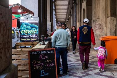  PORTO ALEGRE, RS, BRASIL, 05/08/2018 : O Viaduto Otávio Rocha, no Centro Histórico, recebeu food trucks neste fim de semana. É uma ação da prefeitura de Porto Alegre após a Brigada Militar desocupar o local, usado por moradores de rua e com presença constante de traficantes de drogas.. (Omar Freitas/Agência RBS)