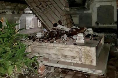 A Balinese temple is seen partially collapsed in Badung in Bali island on August 5, 2018 after a major earthquake rocked neighbouring Lombok island. A powerful earthquake rocked Indonesias Lombok on August 5, sending people running from their homes and triggering a tsunami alert, just a week after a quake killed 17 people on the holiday island. The latest tremor had a magnitude of seven and struck just 10 km underground according to the US Geological Survey. It was followed by two aftershocks. / AFP PHOTO / Gung Aji Ngurah