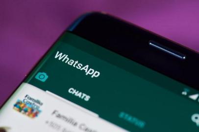 Quem administra grupos no WhatsApp (ou em qualquer outro aplicativo) deve estar atento ao conteúdo compartilhado. O Tribunal de Justiça de São Paulo condenou no mês passado, a administradora de um grupo no aplicativo, criado por ela, a pagar CR$3.000,00 (três mil reais) por permitir ofensas a um dos participantes. O caso ocorreu em 2014, mas a condenação só saiu agora. A decisão, segundo especialistas pode servir de exemplo e base a outros processos. Por isso, o alerta ¿ administradores(as) de grupos, em qualquer mídia social devem ficar alertas.