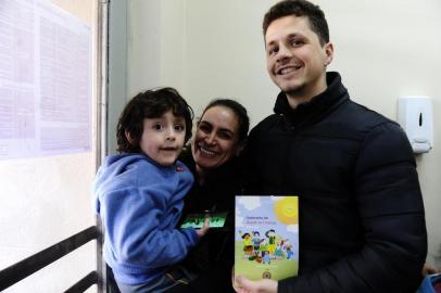  PORTO ALEGRE, RS, BRASIL, 06/08/2018 - Vacinação contra o Sarampo. Na foto - Bernardo Rolim (pai), Gislaine Monteiro e Antônio (criança).(FOTOGRAFO: RONALDO BERNARDI / AGENCIA RBS)