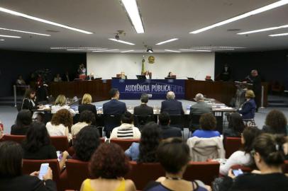  O Supremo Tribunal Federal (STF) retomou nesta segunda-feira (6) a audiência pública para discutir a descriminalização do aborto até a 12ª semana de gestação.