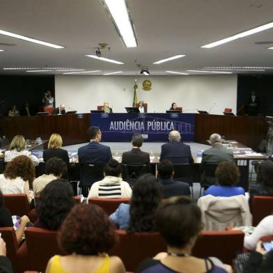  O Supremo Tribunal Federal (STF) retomou nesta segunda-feira (6) a audiência pública para discutir a descriminalização do aborto até a 12ª semana de gestação.