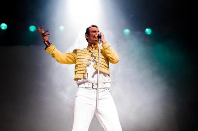 Ator Fábio Schmidt interpreta o músico Freddie Mercury no espetáculo Freddie Rock Star, que abre a programação do Caxias em Cena 2018, dia 9 de agosto.