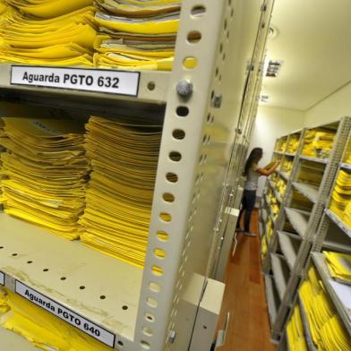  PORTO ALEGRE  - BRASIL - Milhares de precatórios guardados na Central de Precatórios do TJ-RS aguardam pagamento no Estado. Na foto Juiz Marcelo Mairon Rodrigues.(FOTO: LAURO ALVES)