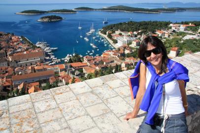 A Croácia nos brinda e surpreende com uma rica história e paisagens deslumbrantes. Aqui do alto da Fortaleza  Espanhola, uma vista espetacular do porto e cidade de Hvar, junto ao Mar Adriático. Hvar é uma das mais conhecidas ilhas do litoral croata. Badalada e na moda, já tem fama  de nova Ibiza e junta história, praia e  diversão em um só lugar, sem falar nas vinícolas e plantações de lavanda. Lugar mais completo, impossível.Valderez AnzanelloDe Veranópolis, em maio de 2014