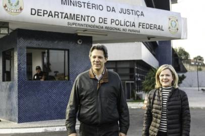 A presidenta do PT, senadora Gleisi Hoffmann, e o pré-candidato a vice-presidente, Fernando Haddad, anunciaram que será retirada a medida cautelar que pedia a liberdade de Lula no STF, pois o ex-presidente coloca sua dignidade antes de sua liberdade. Eles estiveram com o pré-candidato à presidência pelo PT na Superintendência da Polícia Federal nesta segunda-feira (6).