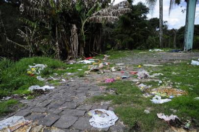  O Parque Ecológico Reino dos Orixás, no bairro Cruzeiro, era usado por para ritos de umbanda desde 2001. Em maio, a prefeitura solicitou a desocupação da área, que agora está abandonada e apresenta sinais de deterioração e acúmulo de lixo. (Marcelo Casagrande/Agência RBS)