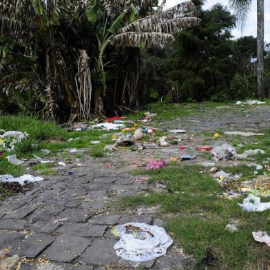  O Parque Ecológico Reino dos Orixás, no bairro Cruzeiro, era usado por para ritos de umbanda desde 2001. Em maio, a prefeitura solicitou a desocupação da área, que agora está abandonada e apresenta sinais de deterioração e acúmulo de lixo. (Marcelo Casagrande/Agência RBS)