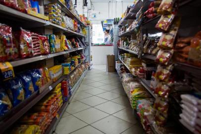  FLORIANÓPOLIS, SC, BRASIL, 18-05-2018 - Mini-mercados de bairro são mais procurados por clientes para as compras do dia a dia. Mercado Landinho na Barra da Lagoa.