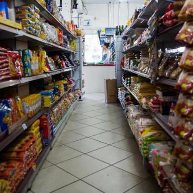  FLORIANÓPOLIS, SC, BRASIL, 18-05-2018 - Mini-mercados de bairro são mais procurados por clientes para as compras do dia a dia. Mercado Landinho na Barra da Lagoa.