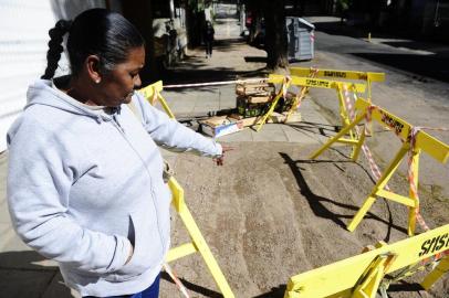  PORTO ALEGRE, RS, BRASIL, 07/08/2018 - A faxineira Andiara Machado dos Santos, 61 anos, caiu dentro de um buraco que se formou na calçada do apartamento onde trabalha, na tarde de sexta-feira (3). Ela saiu para levar os lixos para a rua quando o chão simplesmente desabou. (FOTOGRAFO: RONALDO BERNARDI / AGENCIA RBS)