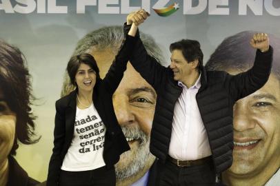 COLETIVA PC DO B EM SÃO PAULOSP - HADDAD/DÁVILA - POLÍTICA - A deputada estadual Manuela DÁvila e o ex-prefeito Fernando Haddad durante coletiva de imprensa na sede do Partido Comunista do Brasil na zona central da capital paulista na tarde desta terça-feira (07). Ambos responderam à perguntas sobre a possibilidade de substituição do ex-presidente Lula nas eleições presidenciais. 07/08/2018 - Foto: BRUNO ROCHA/FOTOARENA/FOTOARENA/ESTADÃO CONTEÚDOEditoria: POLÍTICALocal: SÃO PAULOIndexador: BRUNO ROCHAFonte: 1581818Fotógrafo: FOTOARENA