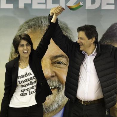 COLETIVA PC DO B EM SÃO PAULOSP - HADDAD/DÁVILA - POLÍTICA - A deputada estadual Manuela DÁvila e o ex-prefeito Fernando Haddad durante coletiva de imprensa na sede do Partido Comunista do Brasil na zona central da capital paulista na tarde desta terça-feira (07). Ambos responderam à perguntas sobre a possibilidade de substituição do ex-presidente Lula nas eleições presidenciais. 07/08/2018 - Foto: BRUNO ROCHA/FOTOARENA/FOTOARENA/ESTADÃO CONTEÚDOEditoria: POLÍTICALocal: SÃO PAULOIndexador: BRUNO ROCHAFonte: 1581818Fotógrafo: FOTOARENA