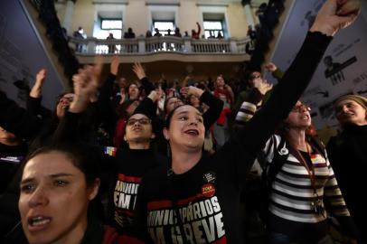  PORTO ALEGRE, RS, BRASIL, 07-08-2018. Municipários em greve ocupam prédio da Prefeitura de Porto Alegre. (CARLOS MACEDO/AGÊNCIA RBS)